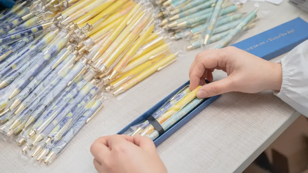staff packaging ballpoint pens