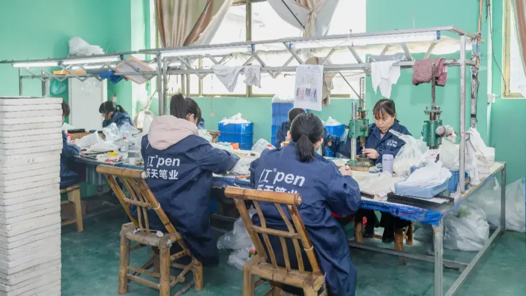 several staff are assembling pen in letian pen factory