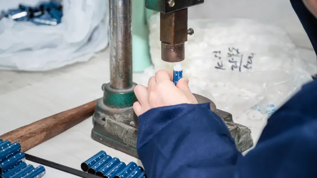 worker is packaging fountain pens