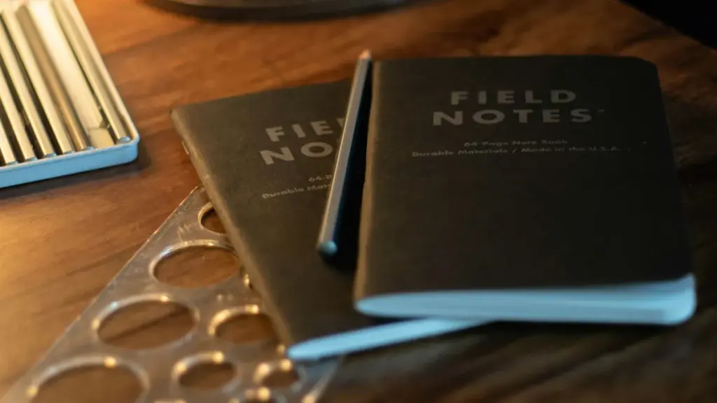 연필과 드로잉 스텐실 도구가 포함된 Black Field Notes 노트북